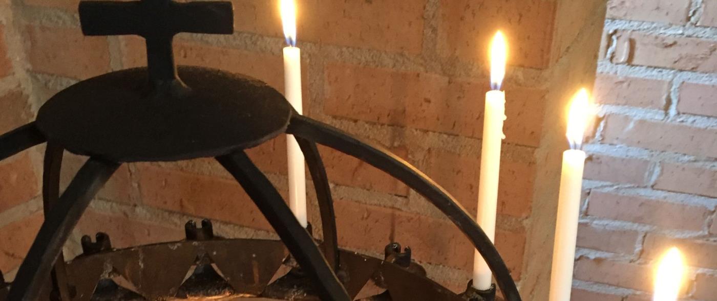 Barn i Kalmar S:t Johannes frsamlings grupper har ritat, och vi har gjort enkla vykort av ngra av deras motiv. I varje kuvert finns tv vykort Vykortspresent med Hjlp att handla - Svenska kyrkan i Kalmar